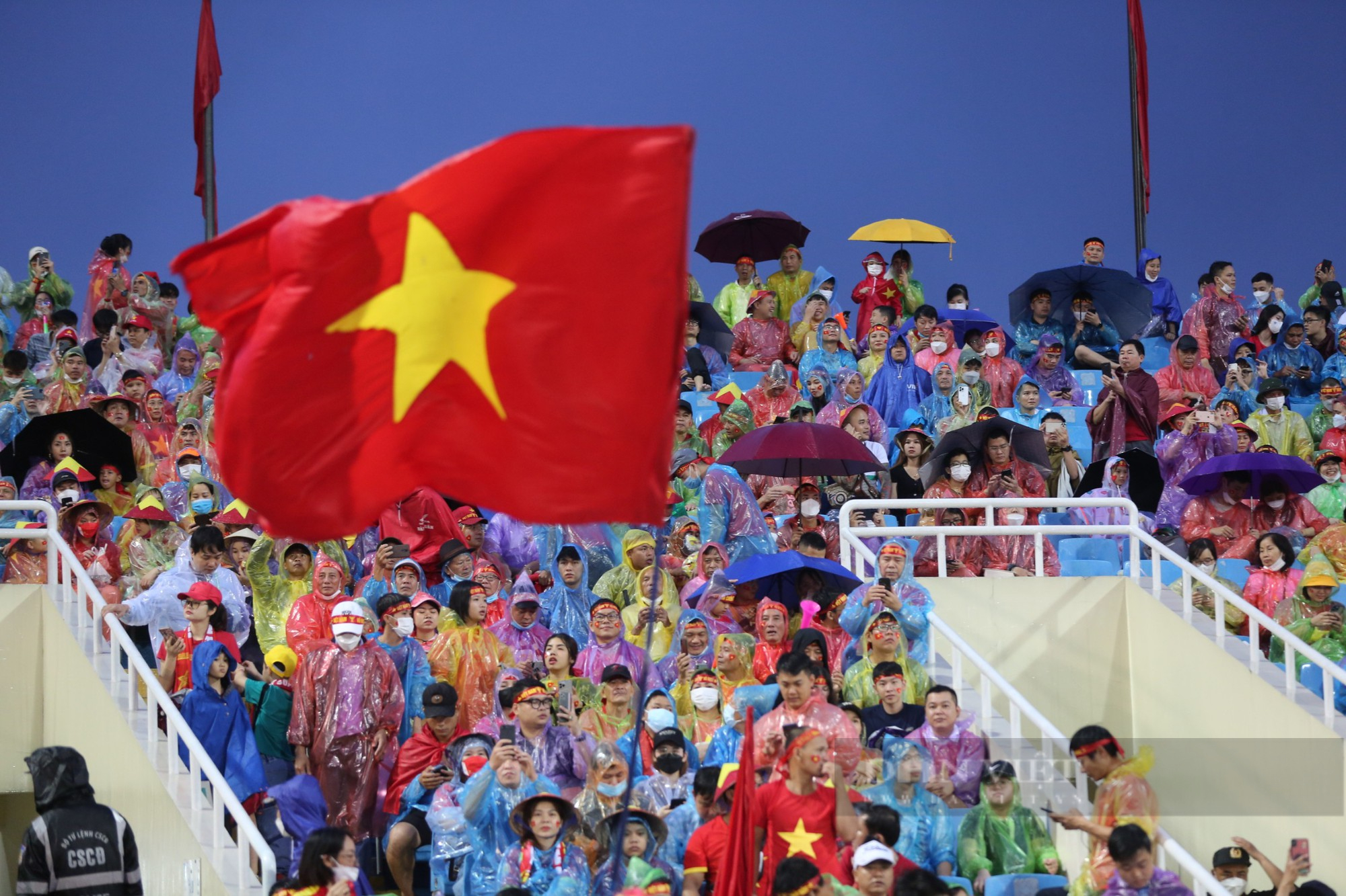 SVĐ Mỹ Đình rực sắc đỏ, các CĐV lập cả ban thờ &quot;lấy vía&quot; may mắn cho U23 Việt Nam - Ảnh 6.
