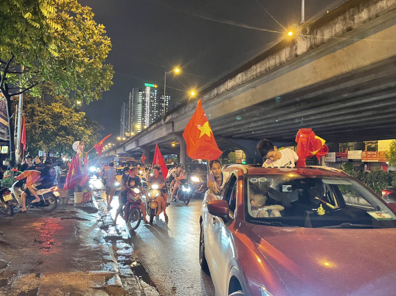 Hà Nội: Các con đường ngập tràn cờ đỏ sao vàng sau chiến thắng của Đội tuyển Việt Nam - Ảnh 2.