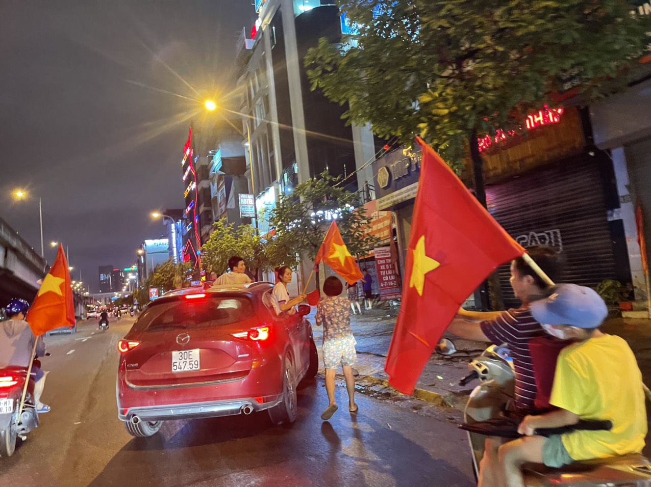 Hà Nội: Các con đường ngập tràn cờ đỏ sao vàng sau chiến thắng của Đội tuyển Việt Nam - Ảnh 3.