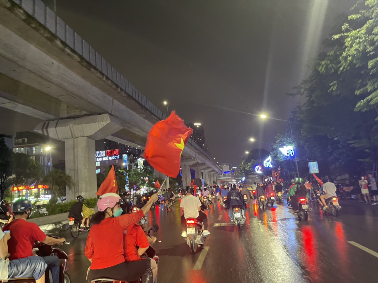 Hà Nội: Các con đường ngập tràn cờ đỏ sao vàng sau chiến thắng của Đội tuyển Việt Nam - Ảnh 5.