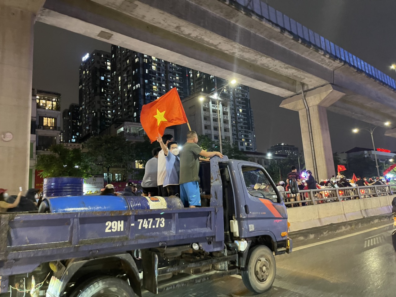 Hà Nội: Các con đường ngập tràn cờ đỏ sao vàng sau chiến thắng của Đội tuyển Việt Nam - Ảnh 6.