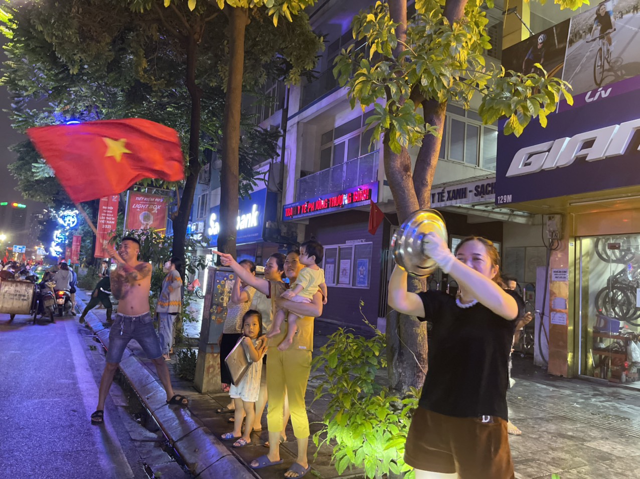 Hà Nội: Các con đường ngập tràn cờ đỏ sao vàng sau chiến thắng của Đội tuyển Việt Nam - Ảnh 7.