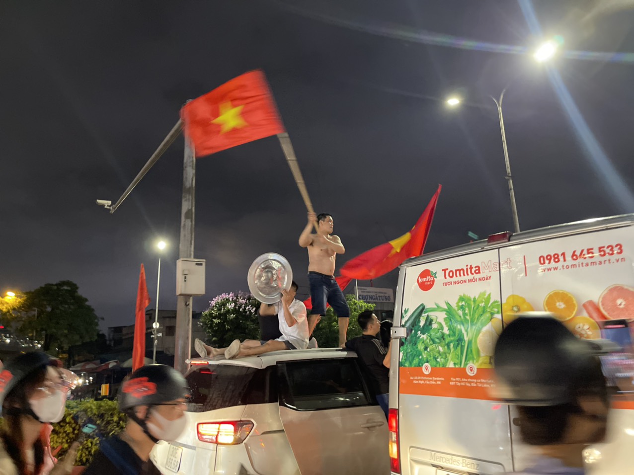 Hà Nội: Các con đường ngập tràn cờ đỏ sao vàng sau chiến thắng của Đội tuyển Việt Nam - Ảnh 9.