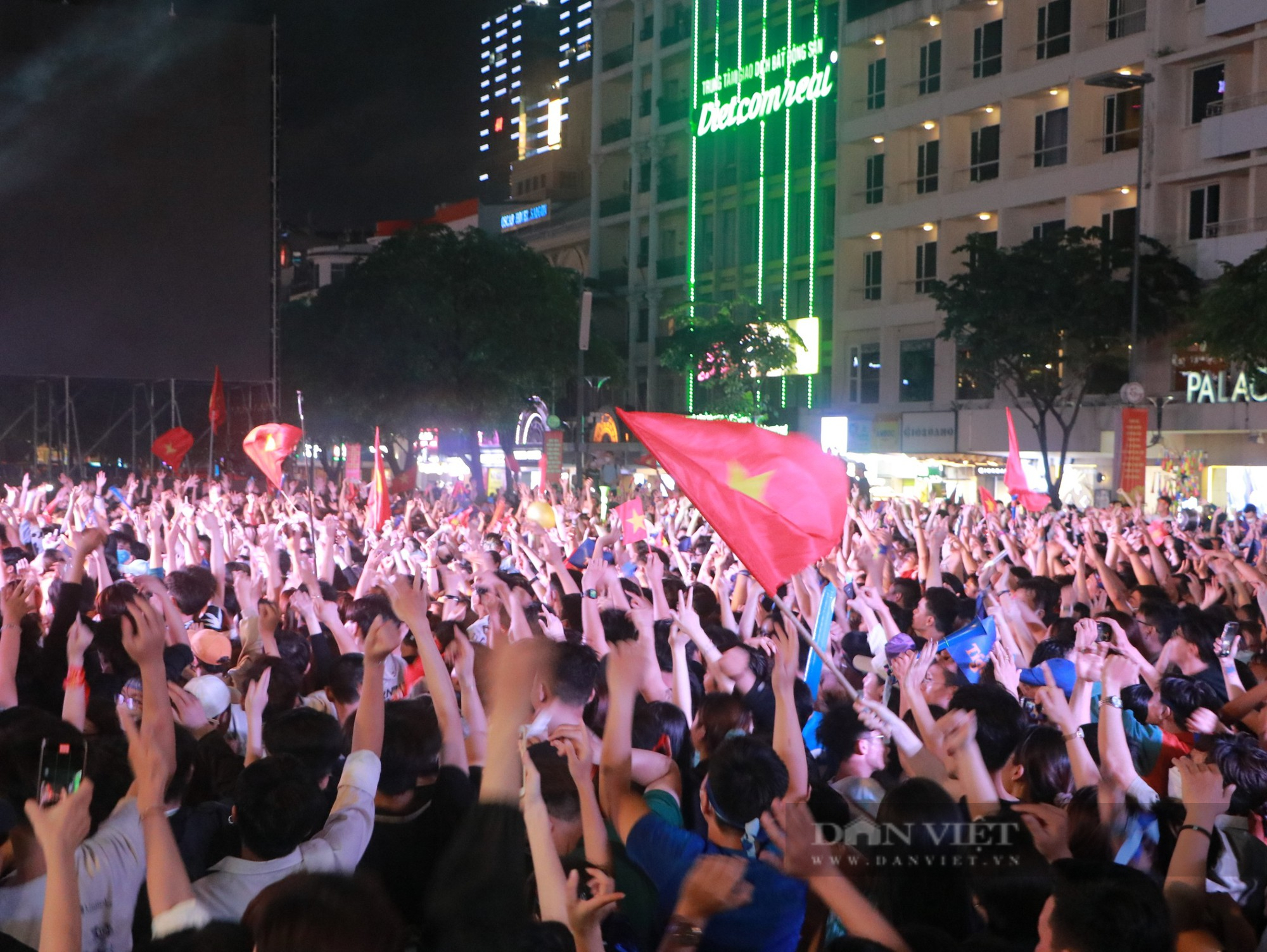 Sau trận chung kết bóng đá nam SEA Games 31: Hàng ngàn người dân cùng phương tiện kẹt cứng ở phố đi bộ Nguyễn Huệ - Ảnh 8.