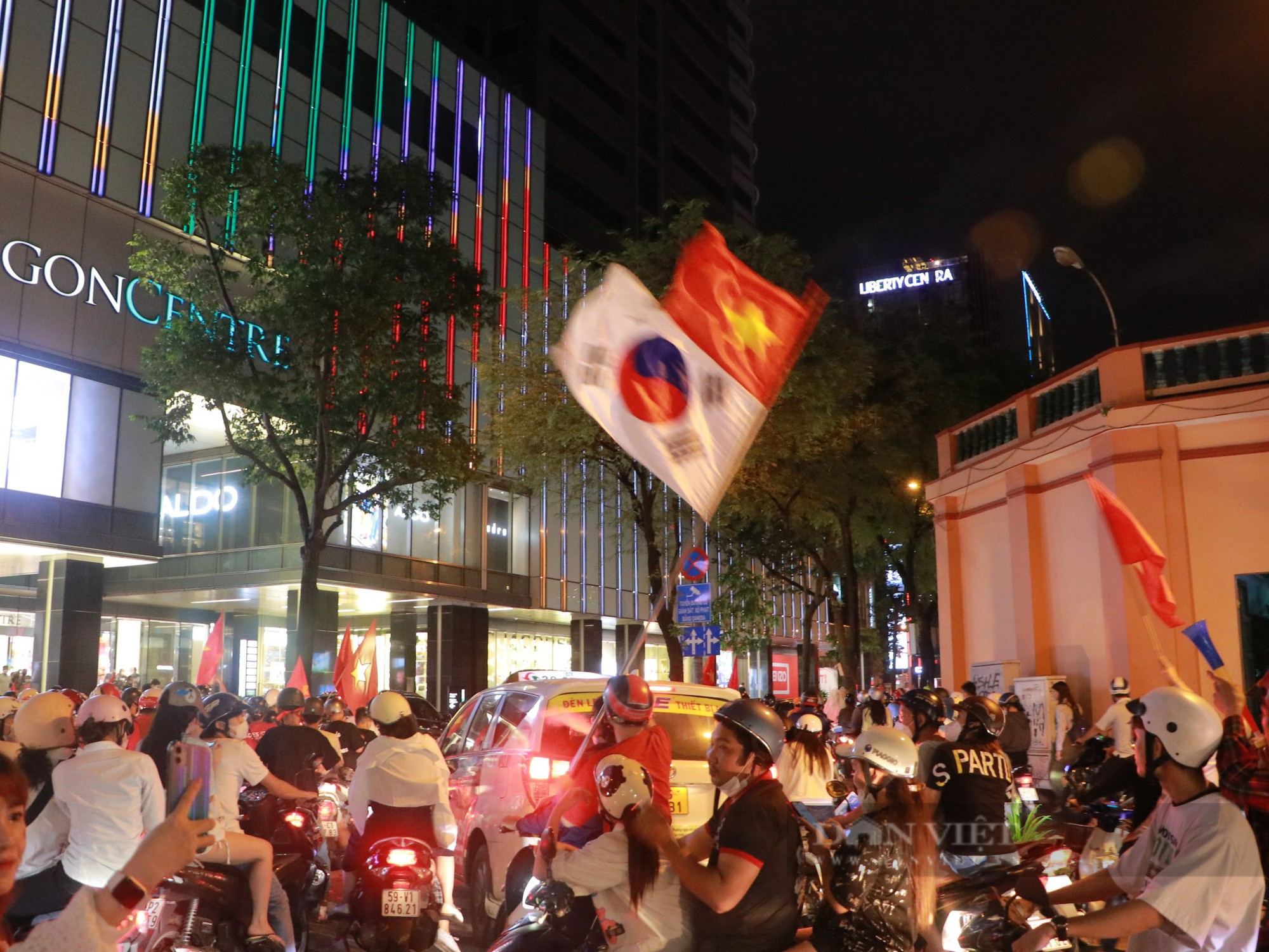 Sau trận chung kết bóng đá nam SEA Games 31: Hàng ngàn người dân cùng phương tiện kẹt cứng ở phố đi bộ Nguyễn Huệ - Ảnh 5.