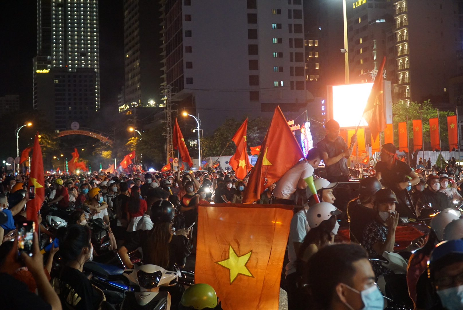 Khánh Hòa: Hàng ngàn người dân tại TP. Nha Trang kéo nhau ra đường ăn mừng Việt Nam chiến thắng - Ảnh 2.