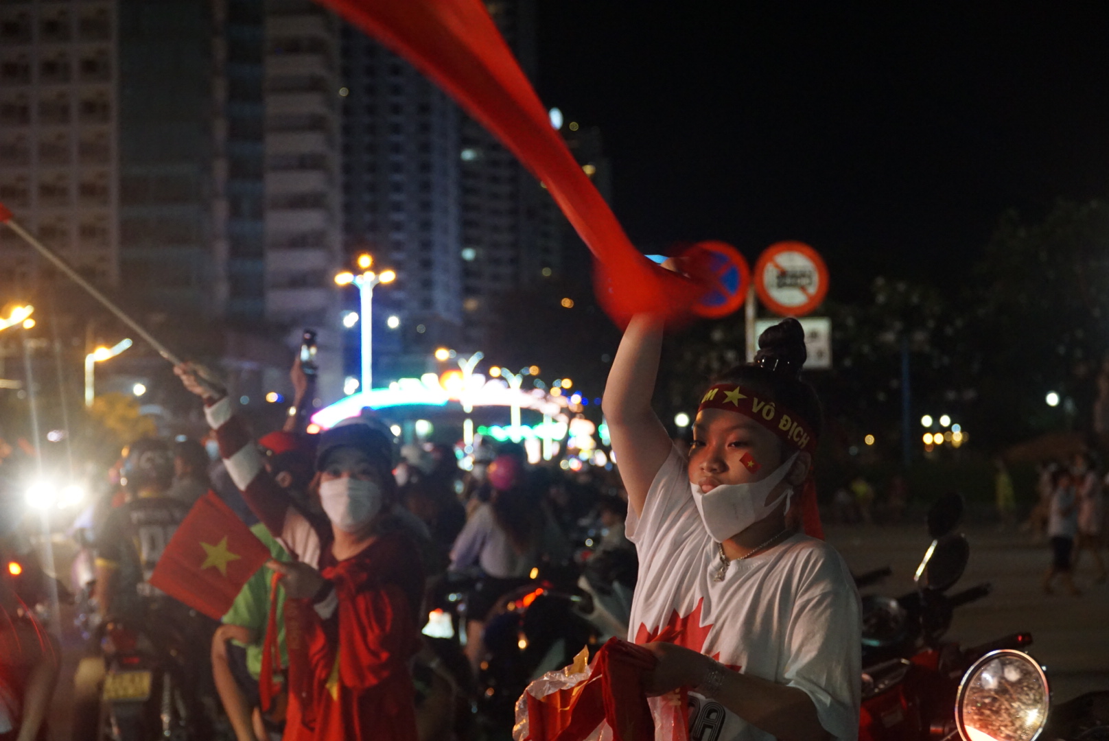 Khánh Hòa: Hàng ngàn người dân tại TP. Nha Trang kéo nhau ra đường ăn mừng Việt Nam chiến thắng - Ảnh 5.