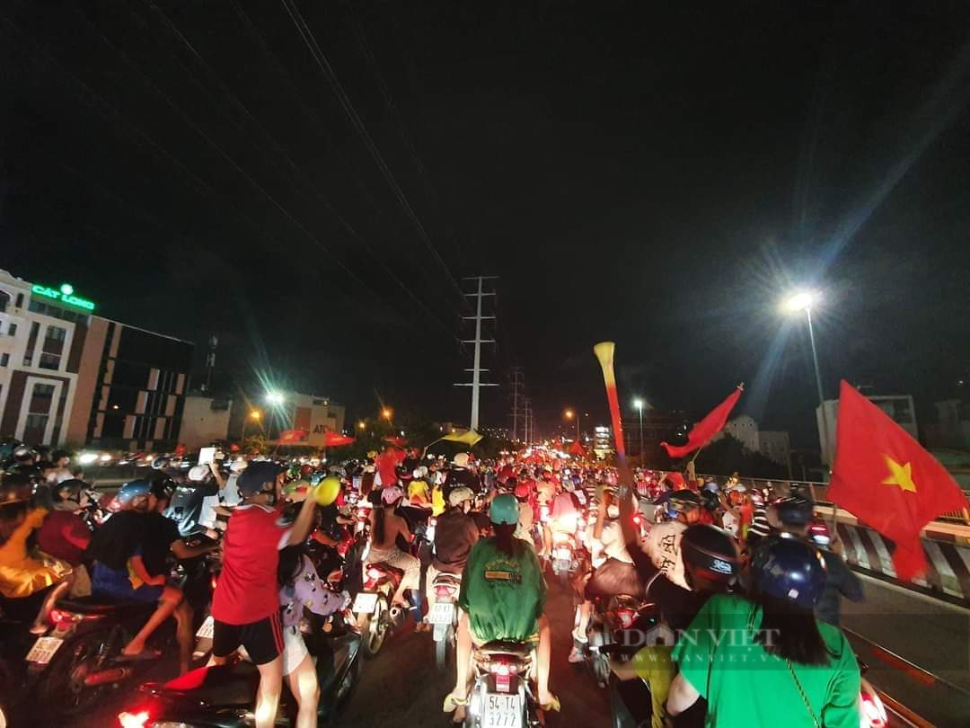 Sau trận chung kết bóng đá nam SEA Games 31: Hàng ngàn người dân cùng phương tiện kẹt cứng ở phố đi bộ Nguyễn Huệ - Ảnh 7.