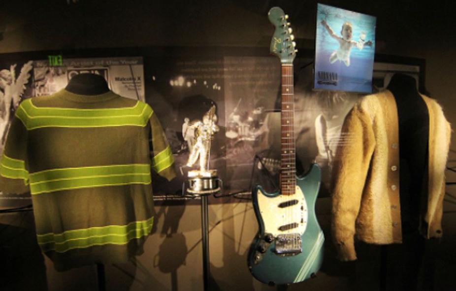 Đàn guitar của Kurt Cobain bán đấu giá được 5 triệu USD - Ảnh 1.