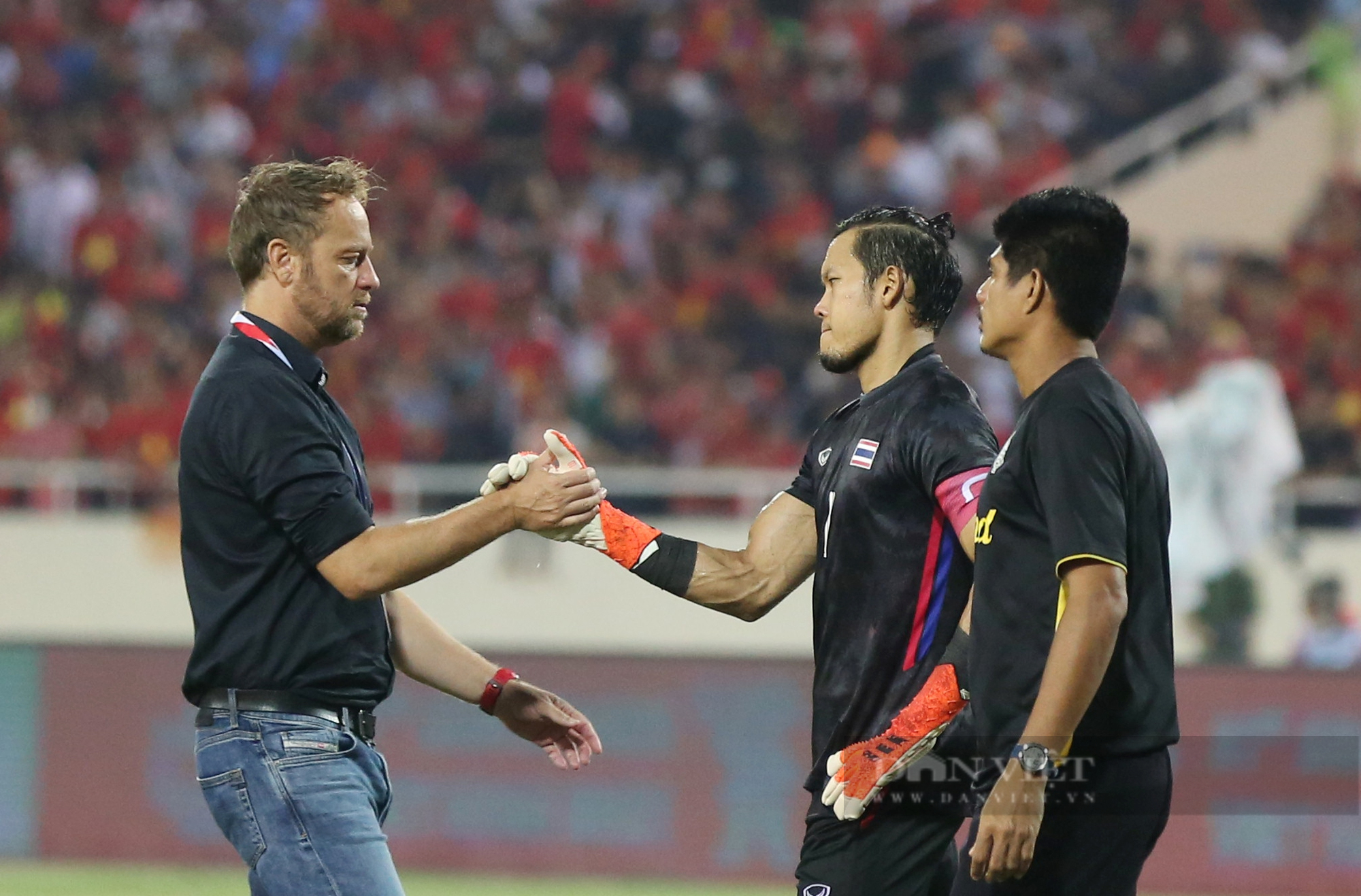 Cầu thủ U23 Thái Lan gục xuống sân, ông Polking lặng lẽ động viên sau trận thua Việt Nam - Ảnh 11.