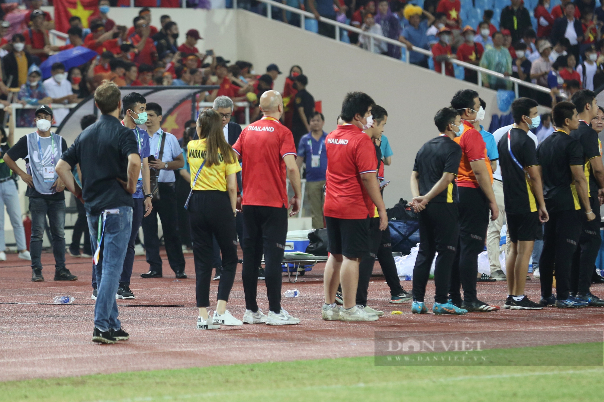 Cầu thủ U23 Thái Lan gục xuống sân, ông Polking lặng lẽ động viên sau trận thua Việt Nam - Ảnh 13.
