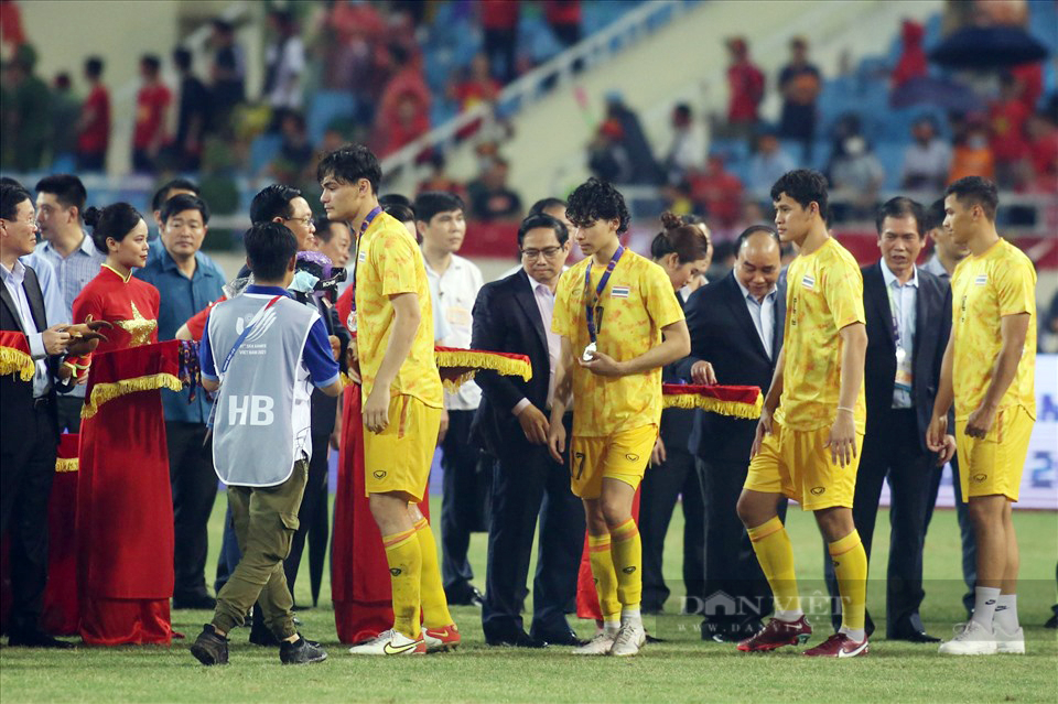 Cầu thủ U23 Thái Lan gục xuống sân, ông Polking lặng lẽ động viên sau trận thua Việt Nam - Ảnh 14.
