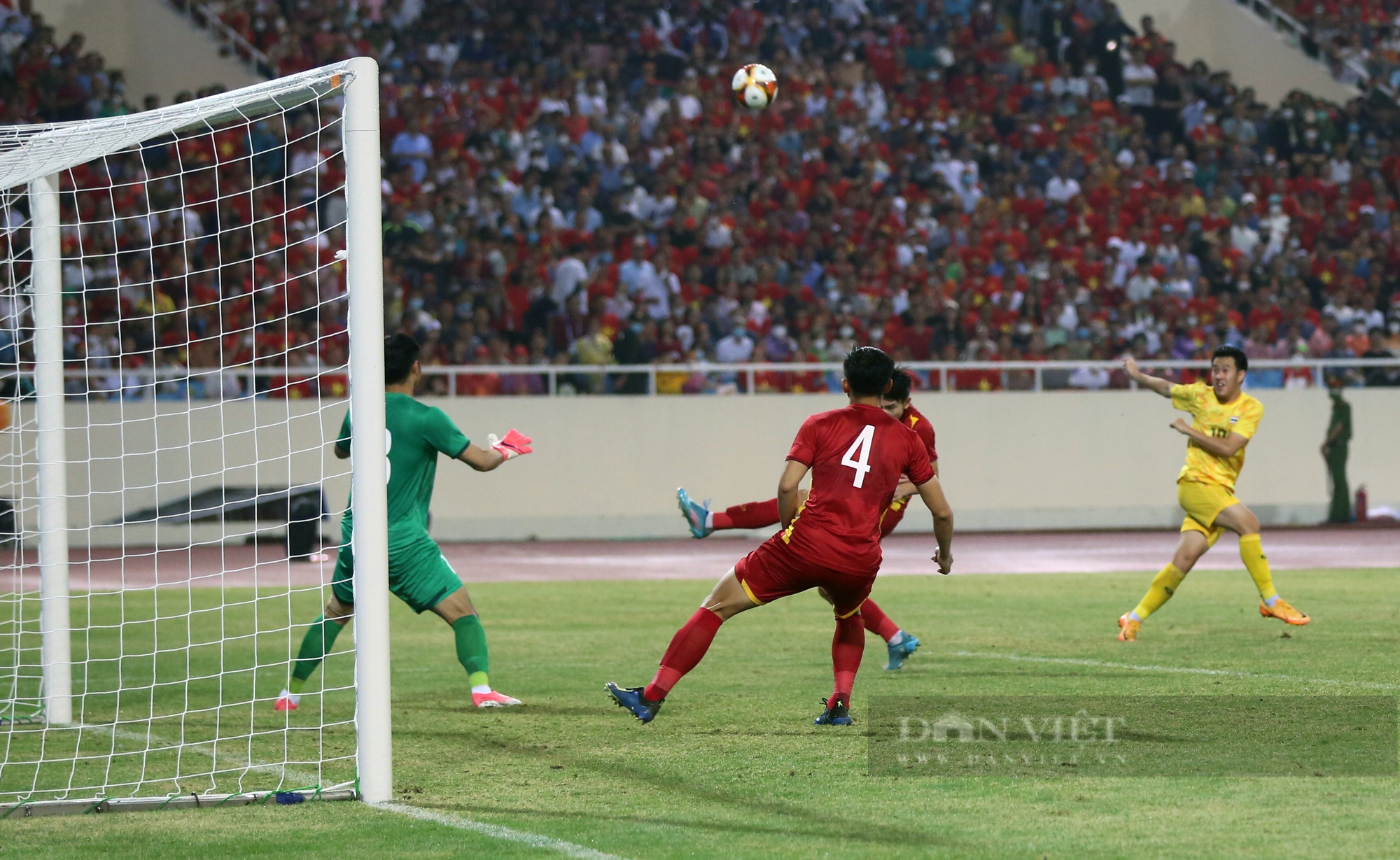 Cầu thủ U23 Thái Lan gục xuống sân, ông Polking lặng lẽ động viên sau trận thua Việt Nam - Ảnh 4.