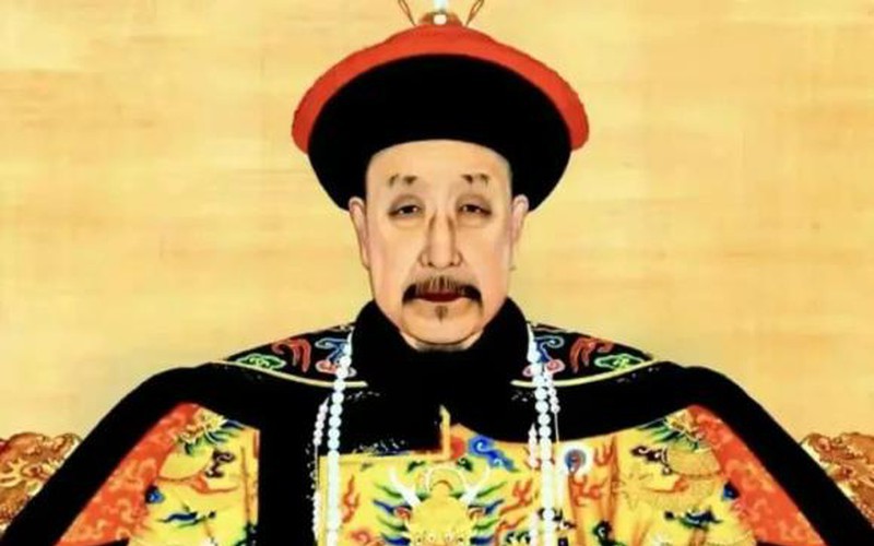 Why does Qianlong only have 2 people capable of inheriting the throne?