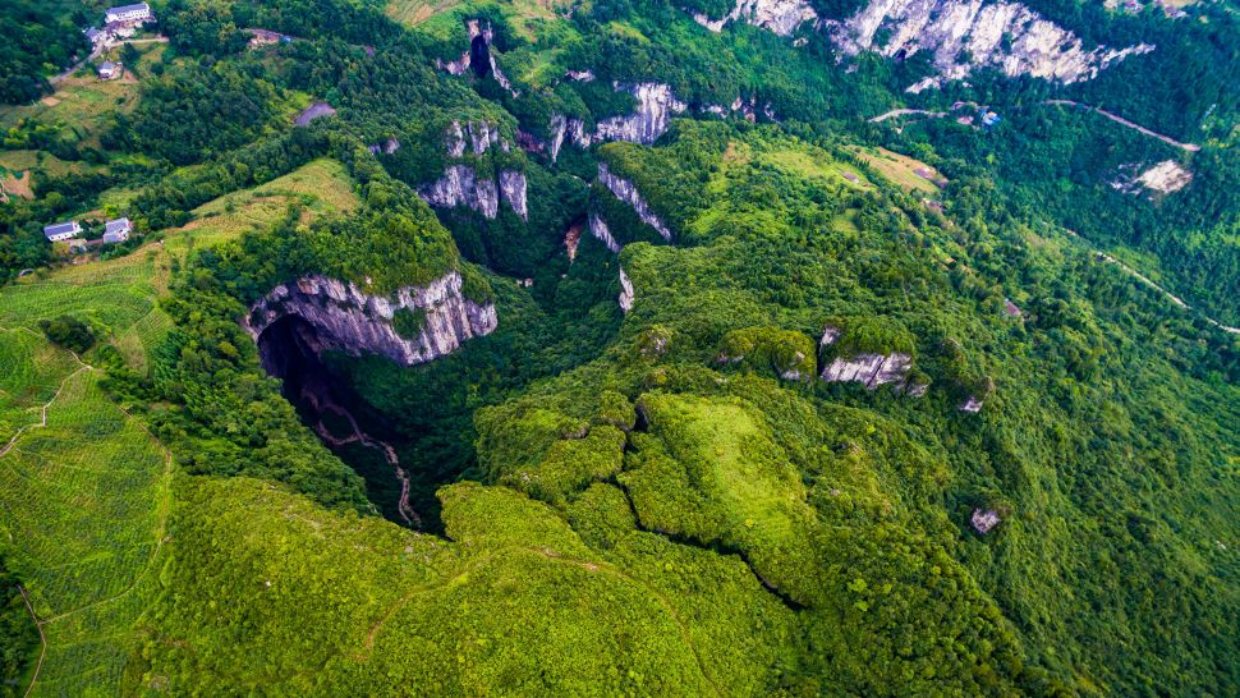 Hố sụt bí ẩn chứa cả một khu rừng nguyên sinh tại Trung Quốc - Ảnh 2.