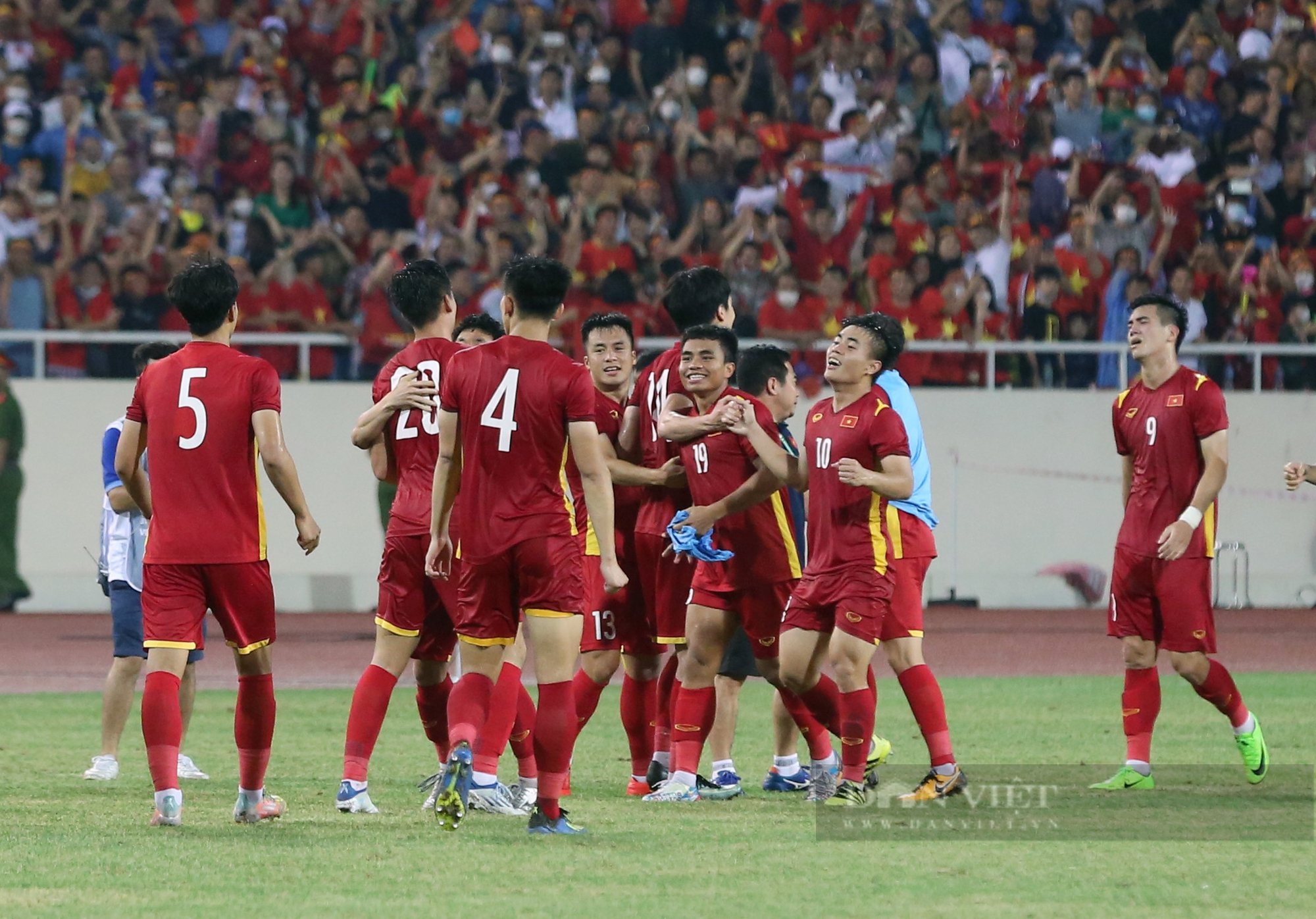 Cầu thủ U23 Thái Lan gục xuống sân, ông Polking lặng lẽ động viên sau trận thua Việt Nam - Ảnh 6.
