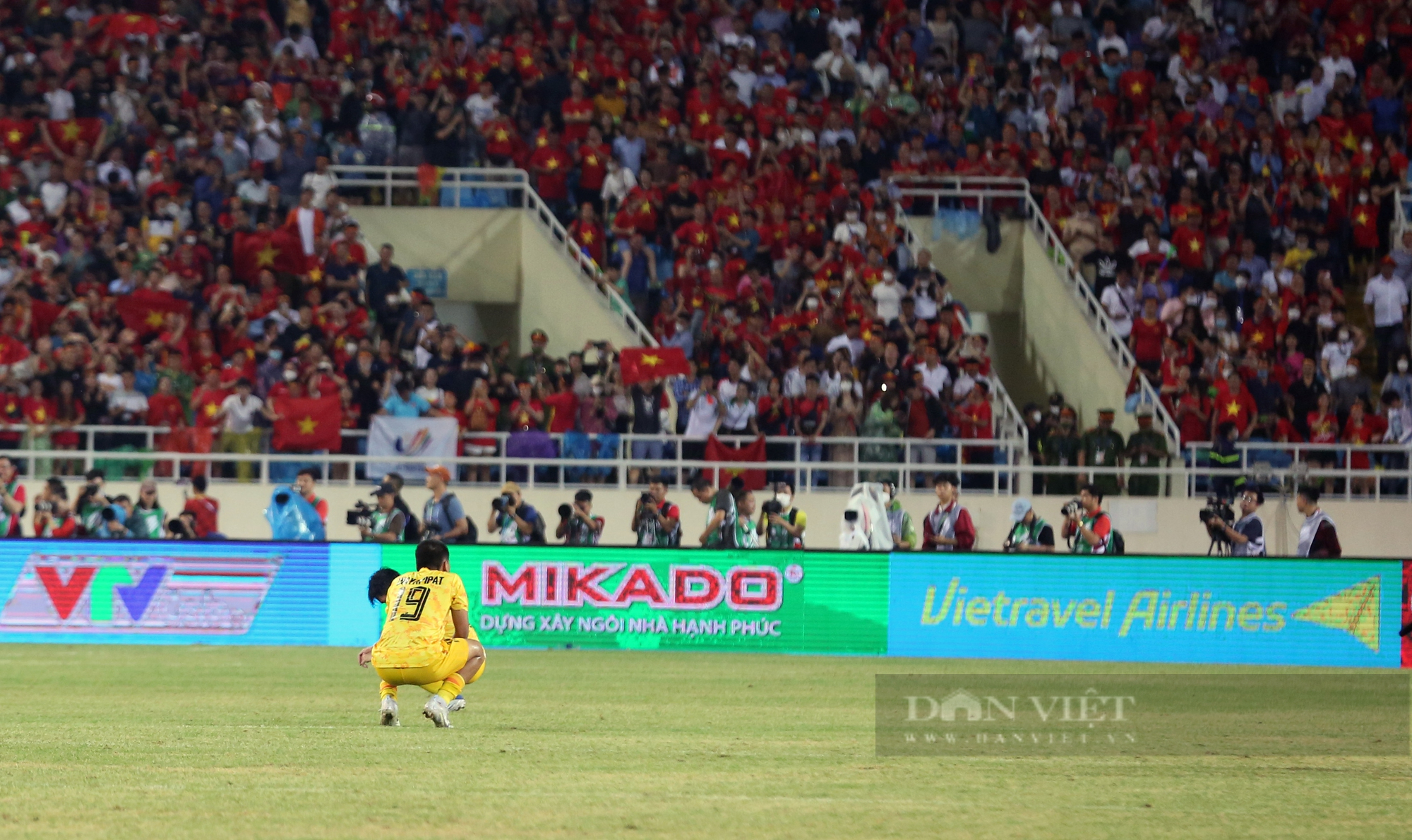 Cầu thủ U23 Thái Lan gục xuống sân, ông Polking lặng lẽ động viên sau trận thua Việt Nam - Ảnh 7.
