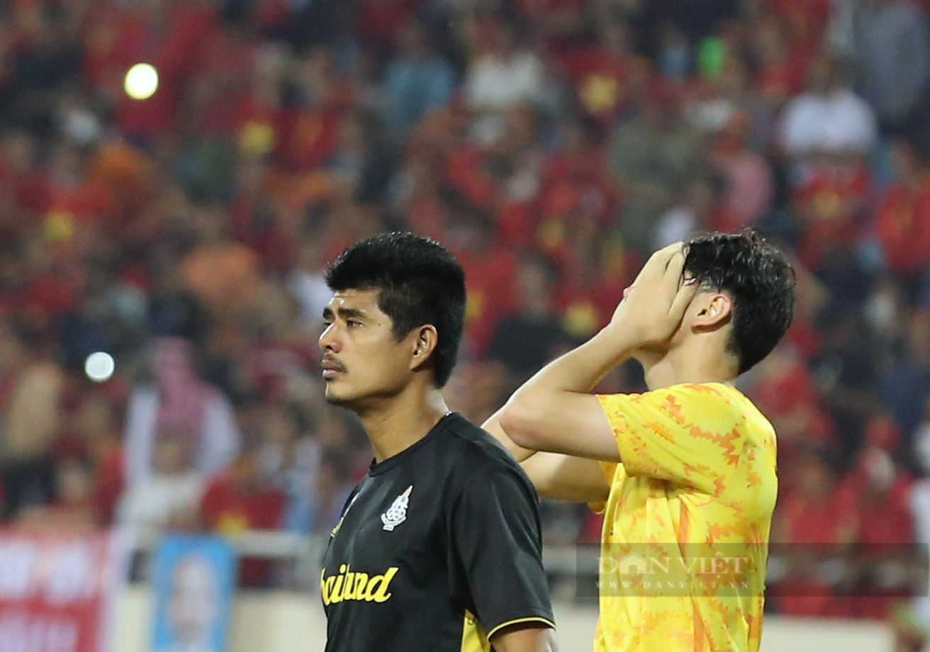 Cầu thủ U23 Thái Lan gục xuống sân, ông Polking lặng lẽ động viên sau trận thua Việt Nam - Ảnh 9.