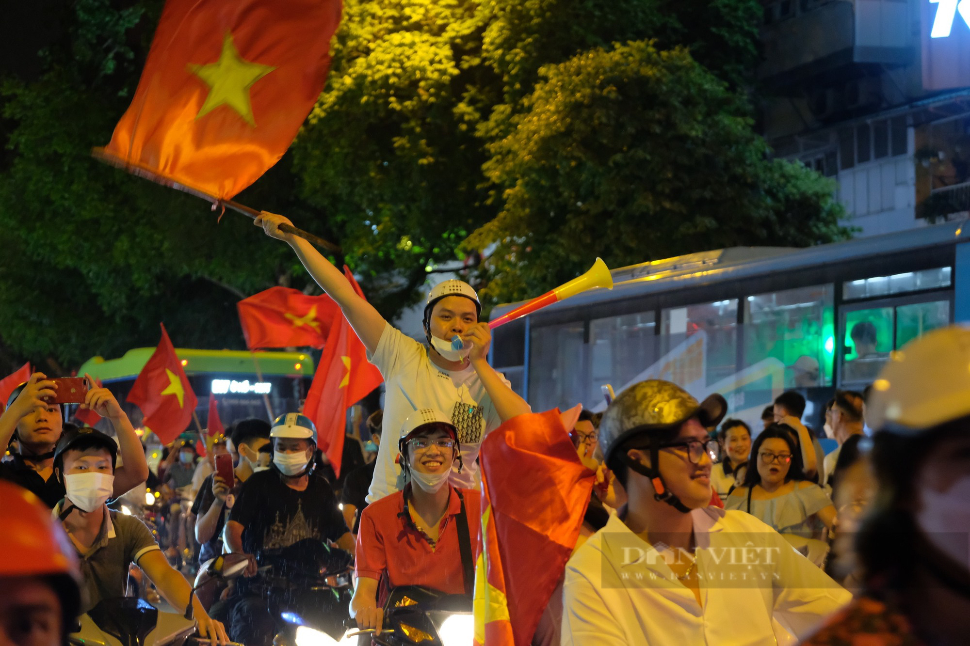 &quot;Đêm không ngủ&quot; ăn mừng chiến thắng của U23 Việt Nam: Chỉ có bóng đá mới mang lại nhiều cảm xúc đến vậy - Ảnh 10.