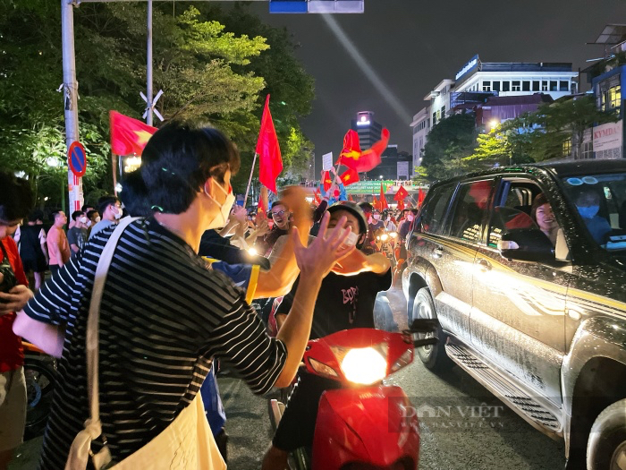 &quot;Đêm không ngủ&quot; ăn mừng chiến thắng của U23 Việt Nam: Chỉ có bóng đá mới mang lại nhiều cảm xúc đến vậy - Ảnh 3.