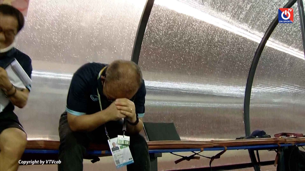 Coach Park Hang-seo dropped his head and burst into tears when Vietnam U23 won gold