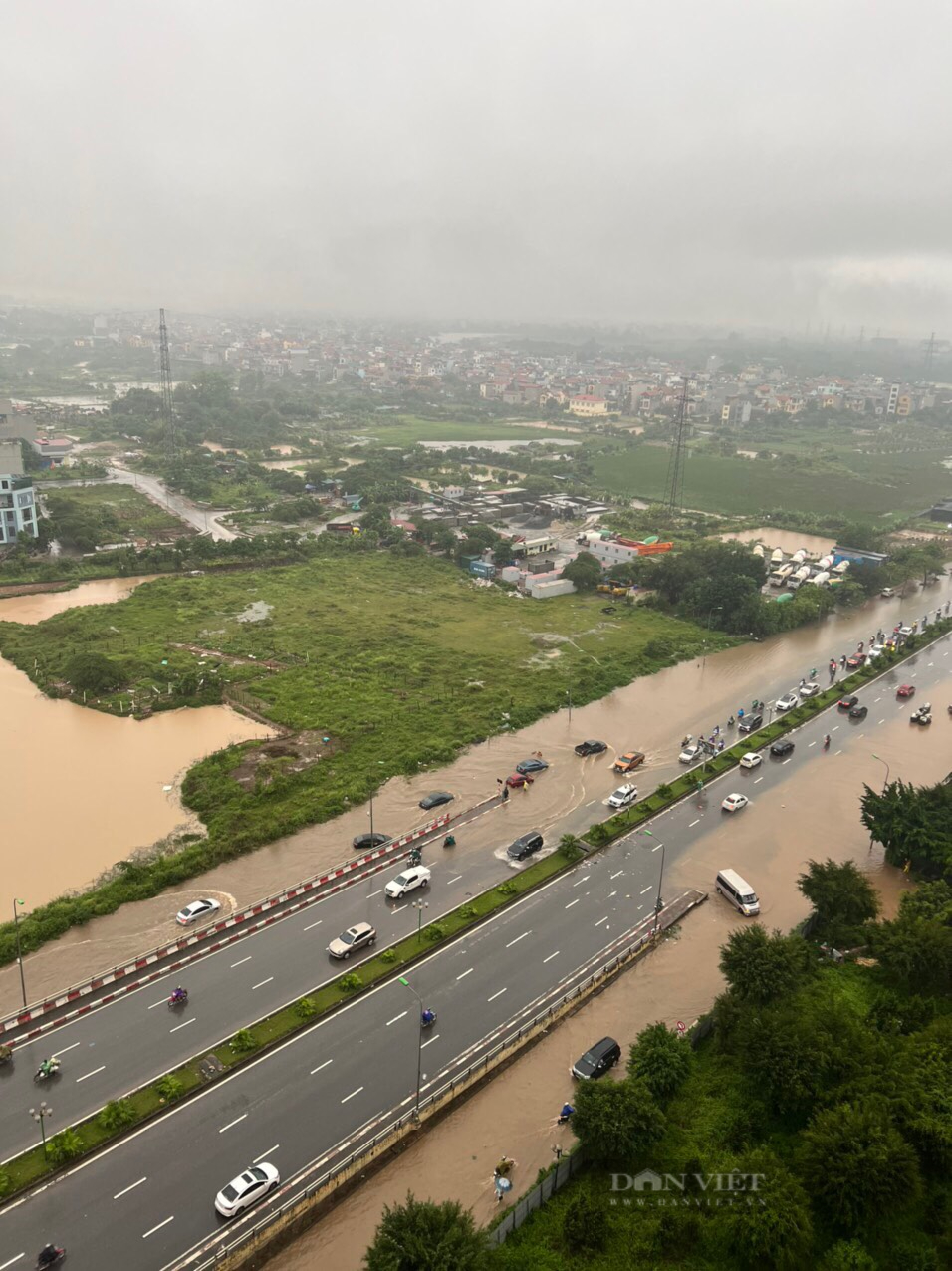 Yên Nghĩa - Hà Đông (Hà Nội): Nhiều ô tô chết máy do đường ngập sau cơn mưa lớn - Ảnh 2.