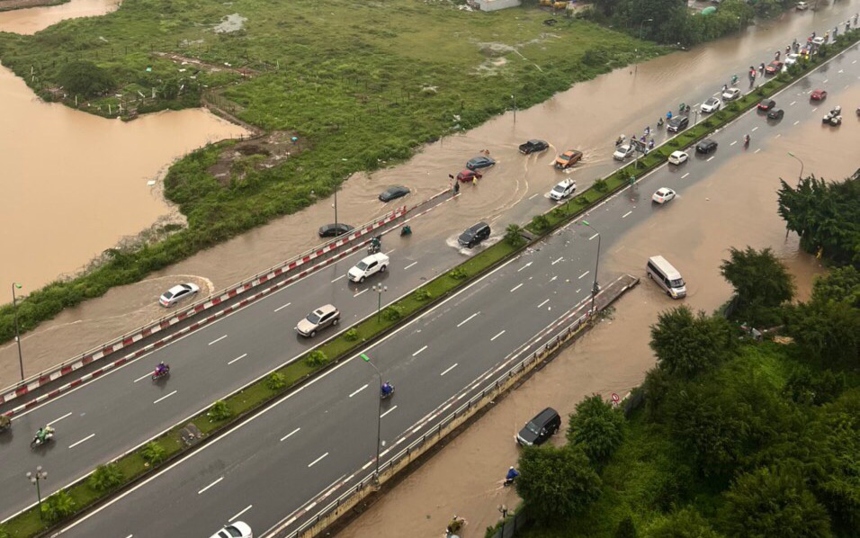 Yên Nghĩa - Hà Đông (Hà Nội): Nhiều ô tô chết máy do đường ngập sau cơn mưa lớn