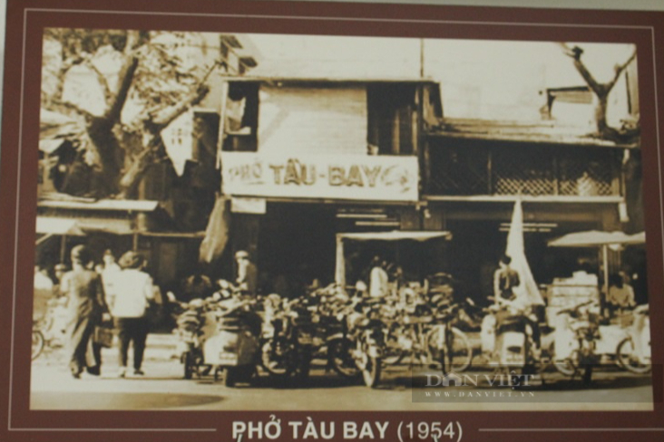 Phở Tàu Bay - Quán phở tuổi đời hơn 60 năm, khiến thực khách hoang mang với hai chi nhánh nằm ngay cạnh nhau - Ảnh 1.