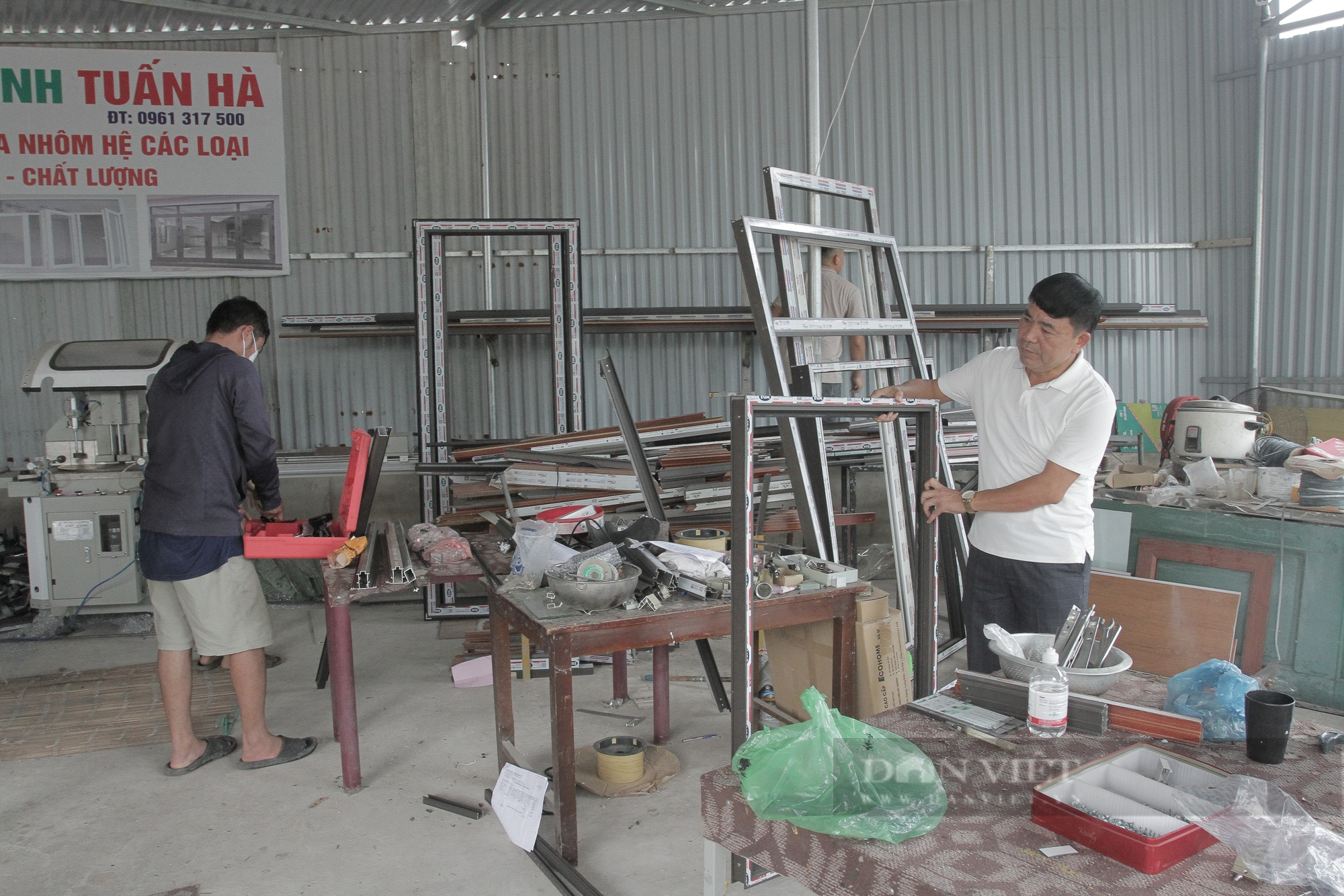Ngoài chăn nuôi gà gia công, gia đình anh Tùng còn làm xây dựng và mở xưởng sản xuất nhôm kính. (Ảnh: Hà Thanh)