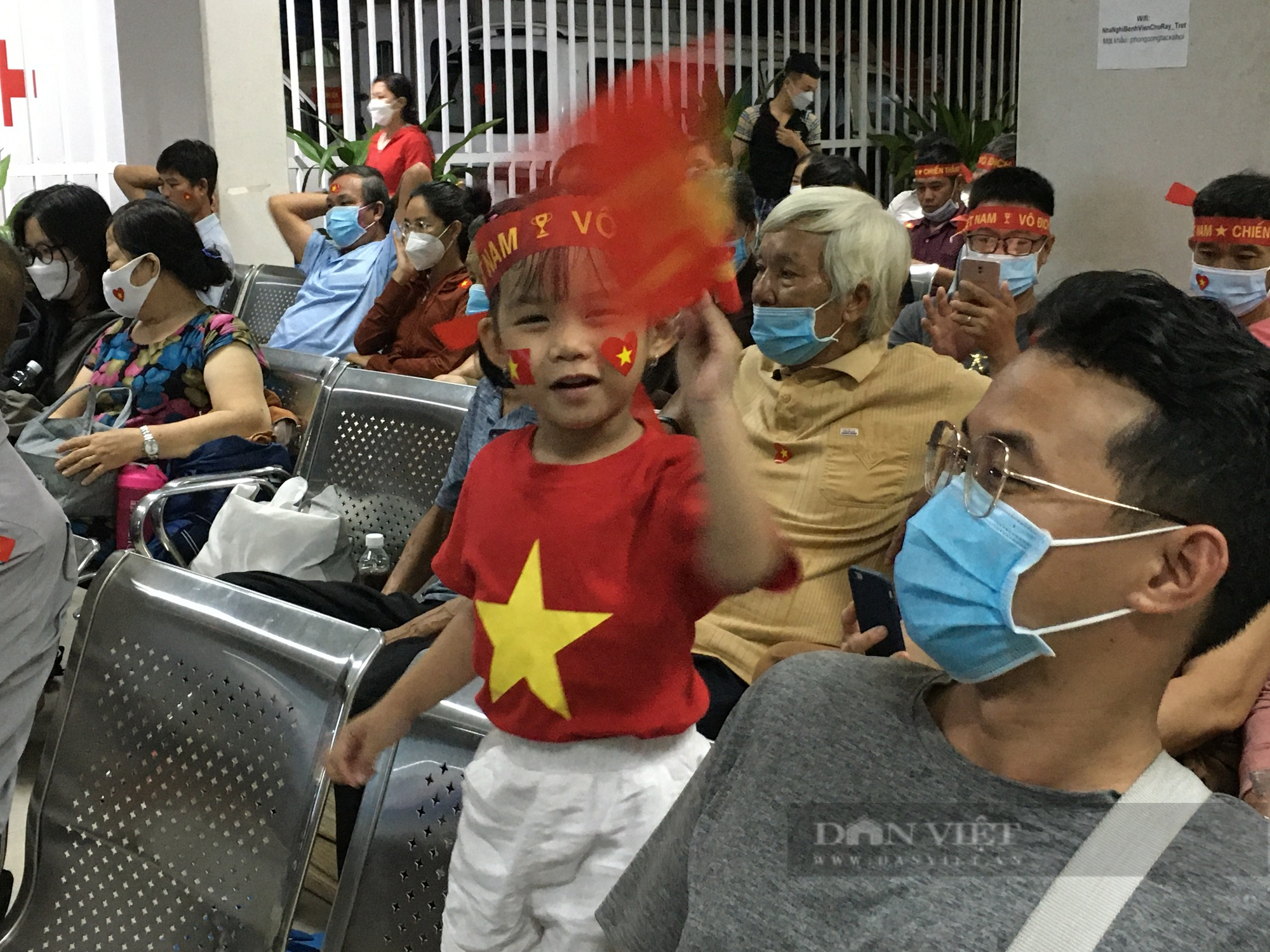 Bỏ qua cơn đau bệnh tật, bệnh nhân vỡ oà niềm vui chiến thắng với U23 Việt Nam - Ảnh 5.