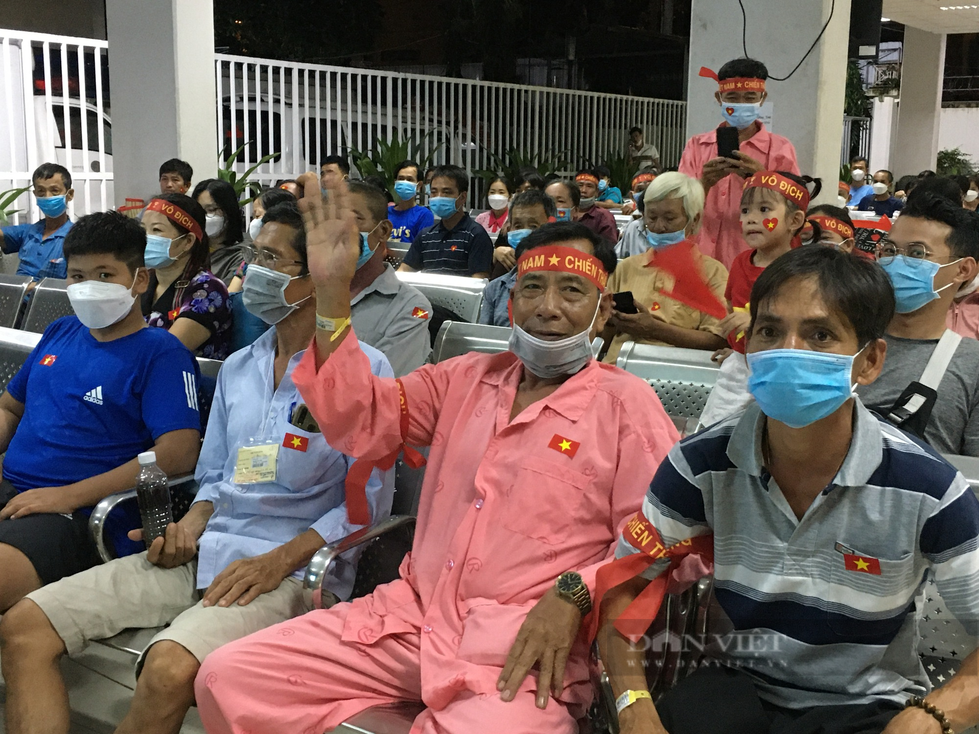 Bỏ qua cơn đau bệnh tật, bệnh nhân vỡ oà niềm vui chiến thắng với U23 Việt Nam - Ảnh 3.