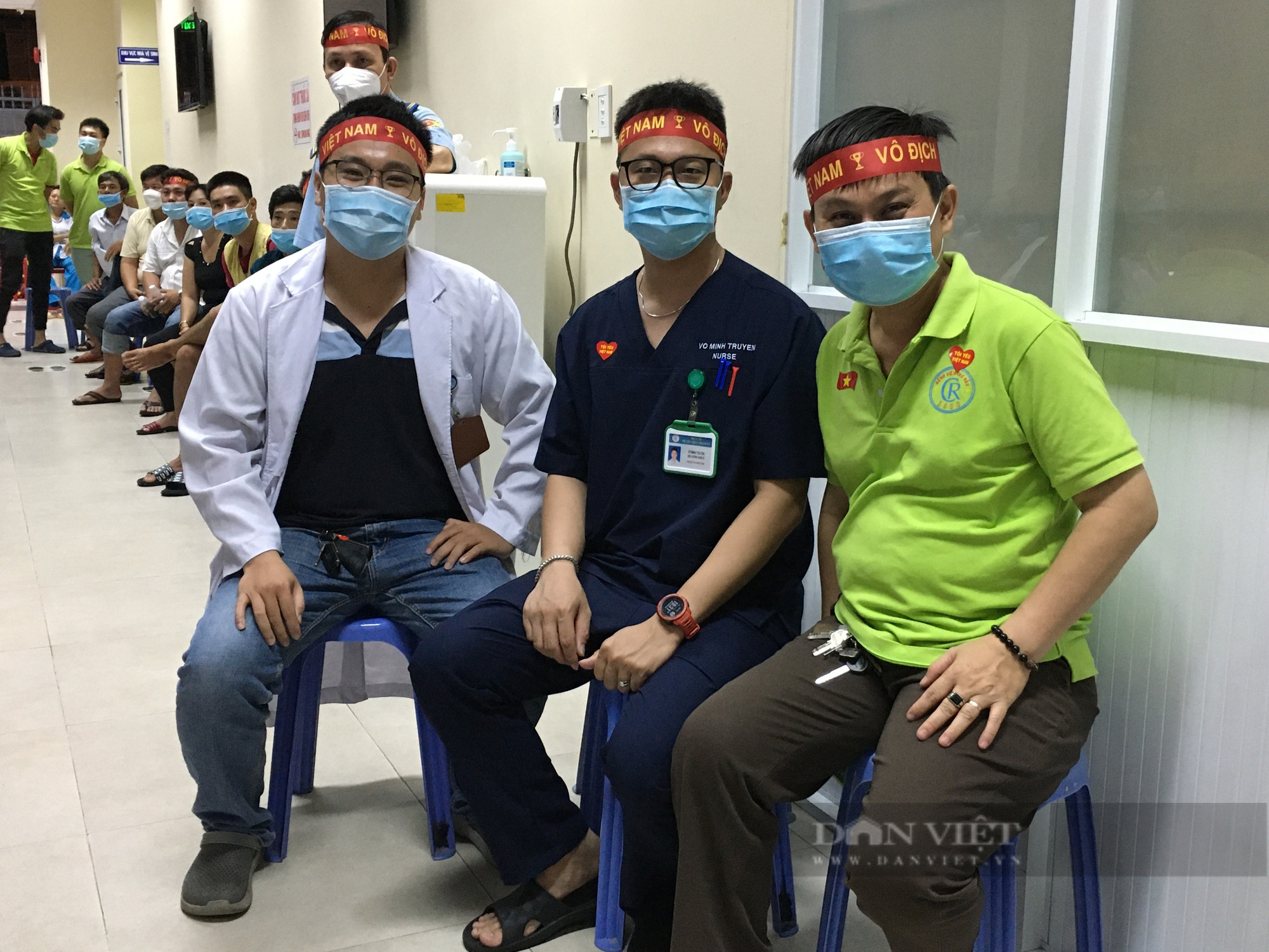 Bỏ qua cơn đau bệnh tật, bệnh nhân vỡ oà niềm vui chiến thắng với U23 Việt Nam - Ảnh 9.