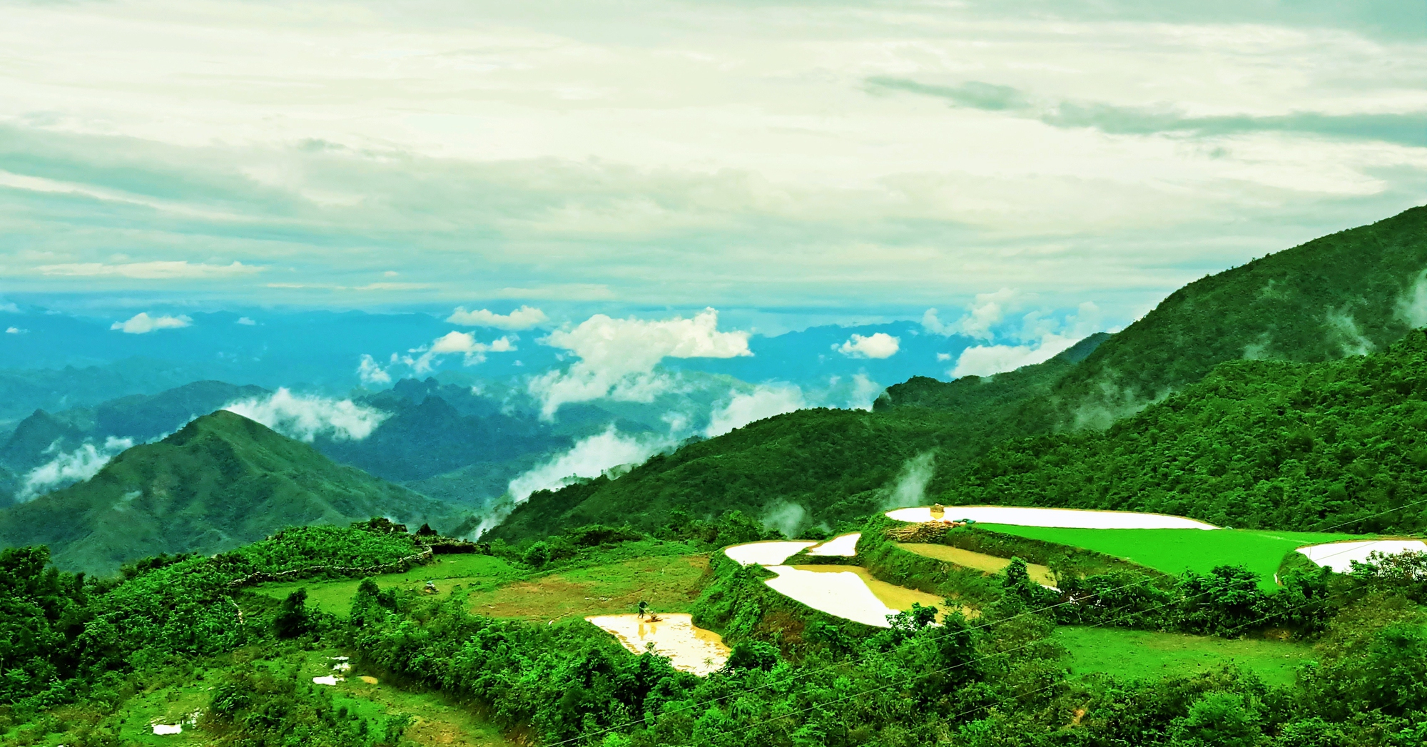 See the “sea” of clouds floating as beautiful as a fairy scene in Lai Chau