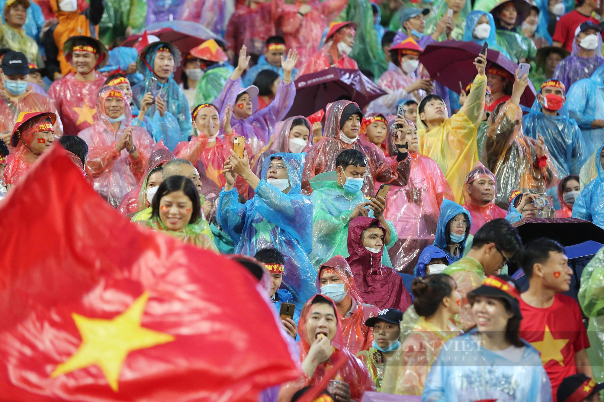 SVĐ Mỹ Đình rực sắc đỏ, các CĐV lập cả ban thờ &quot;lấy vía&quot; may mắn cho U23 Việt Nam - Ảnh 4.
