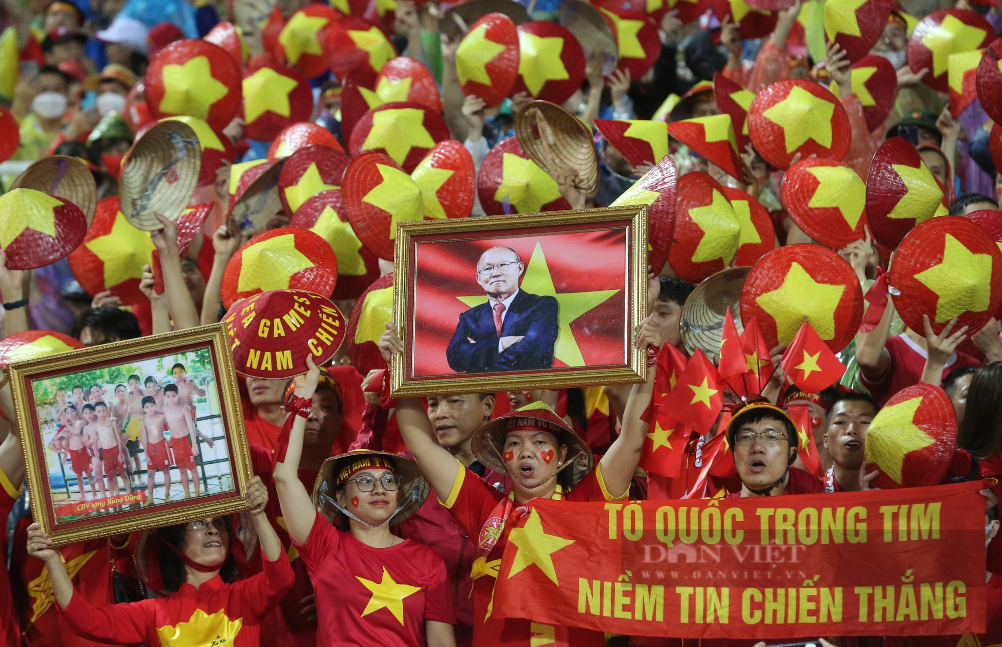 SVĐ Mỹ Đình rực sắc đỏ, các CĐV lập cả ban thờ &quot;lấy vía&quot; may mắn cho U23 Việt Nam - Ảnh 7.