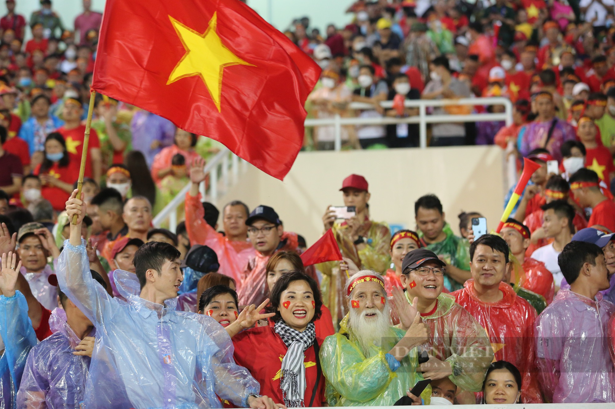 SVĐ Mỹ Đình rực sắc đỏ, các CĐV lập cả ban thờ &quot;lấy vía&quot; may mắn cho U23 Việt Nam - Ảnh 8.