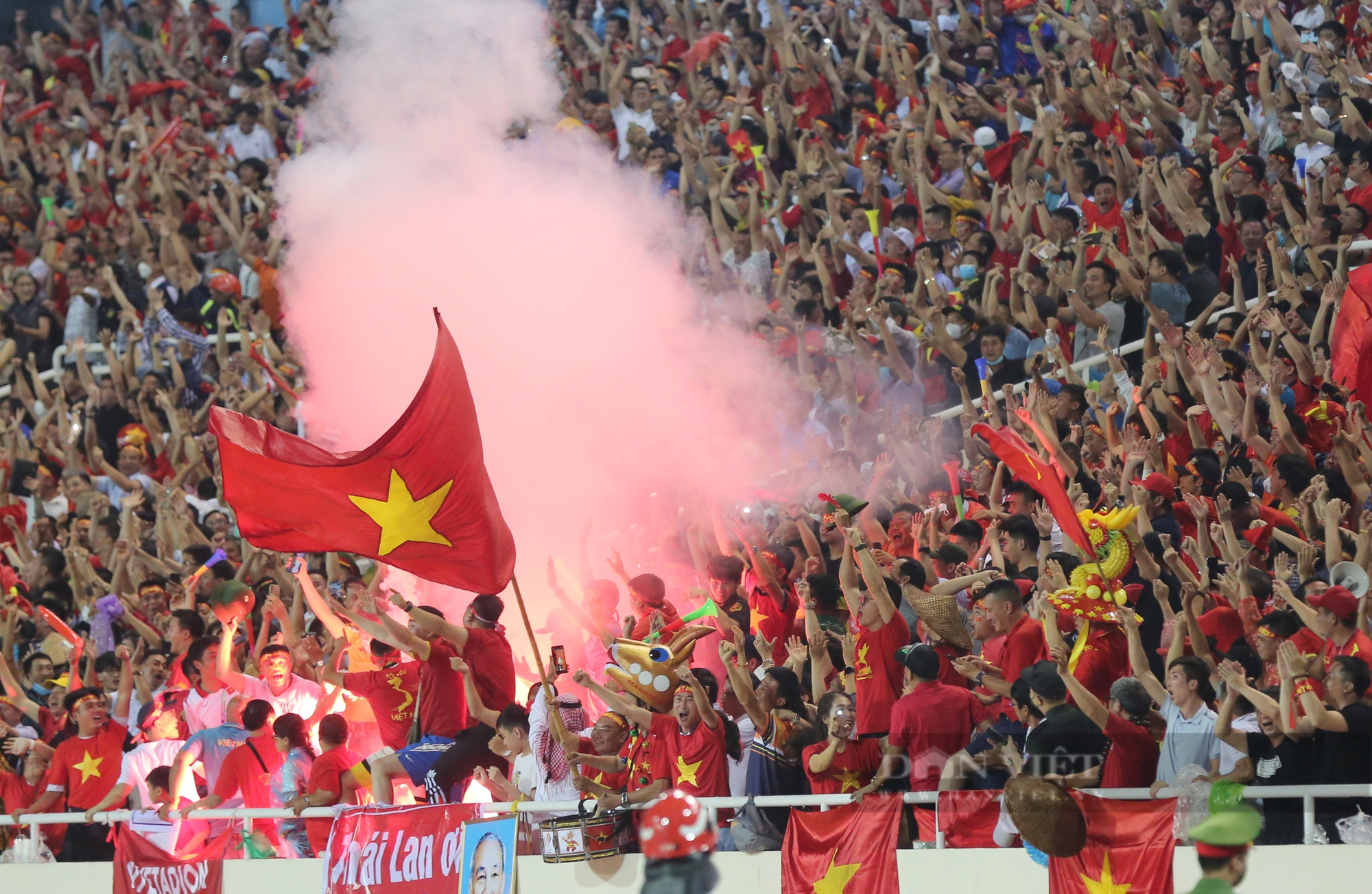 SVĐ Mỹ Đình rực sắc đỏ, các CĐV lập cả ban thờ &quot;lấy vía&quot; may mắn cho U23 Việt Nam - Ảnh 9.