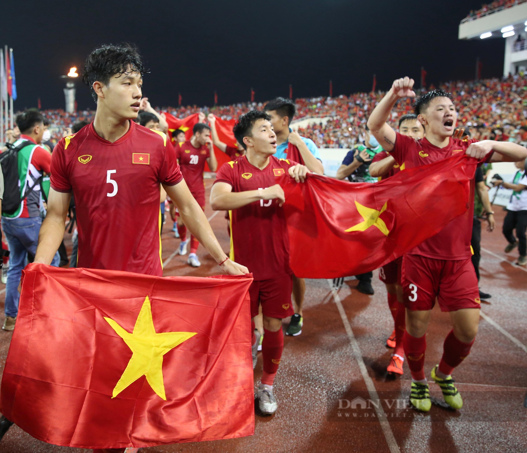 Hình ảnh U23 Việt Nam ùa ra ăn mừng ấn tượng cùng CĐV tại Mỹ Đình - Ảnh 10.