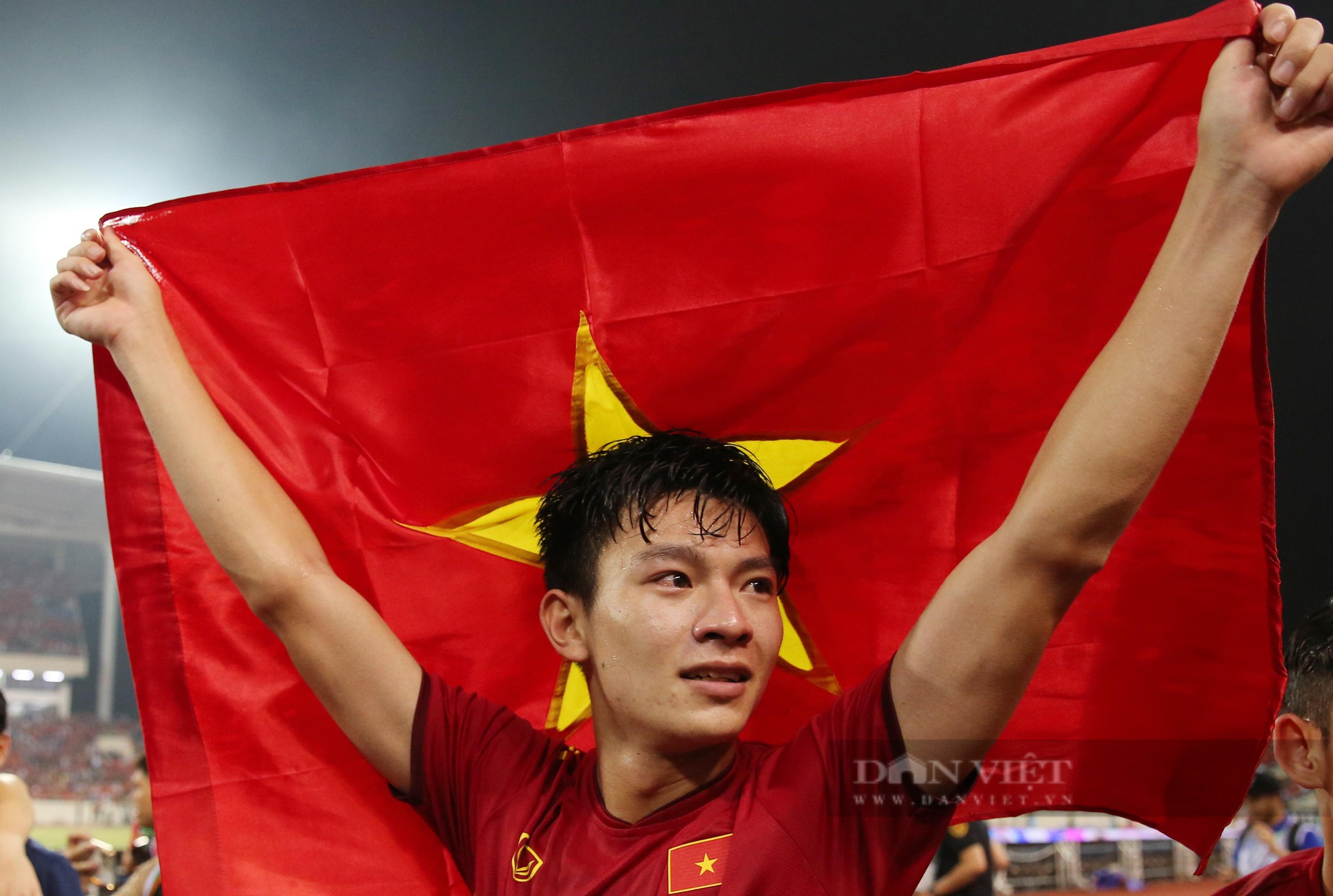 Hình ảnh U23 Việt Nam ùa ra ăn mừng ấn tượng cùng CĐV tại Mỹ Đình - Ảnh 6.