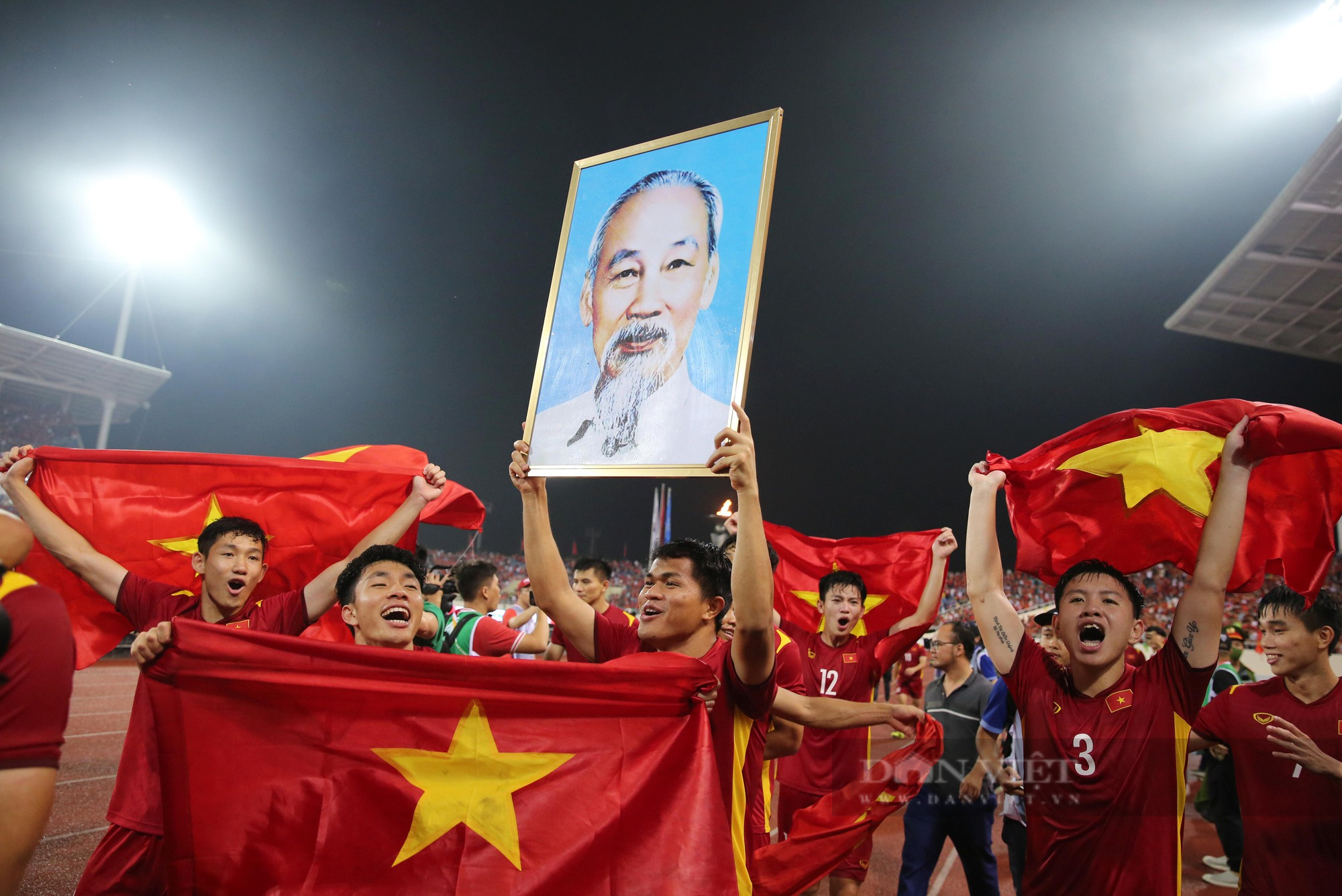Hình ảnh U23 Việt Nam ùa ra ăn mừng ấn tượng cùng CĐV tại Mỹ Đình - Ảnh 7.