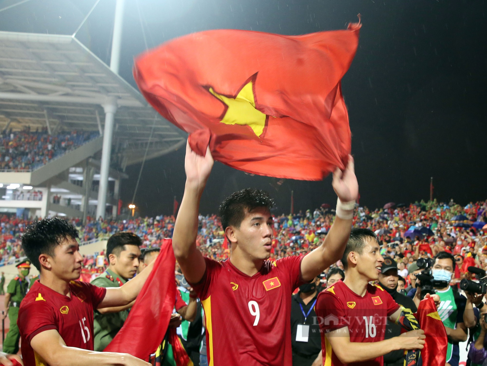 Hình ảnh U23 Việt Nam ùa ra ăn mừng ấn tượng cùng CĐV tại Mỹ Đình - Ảnh 5.