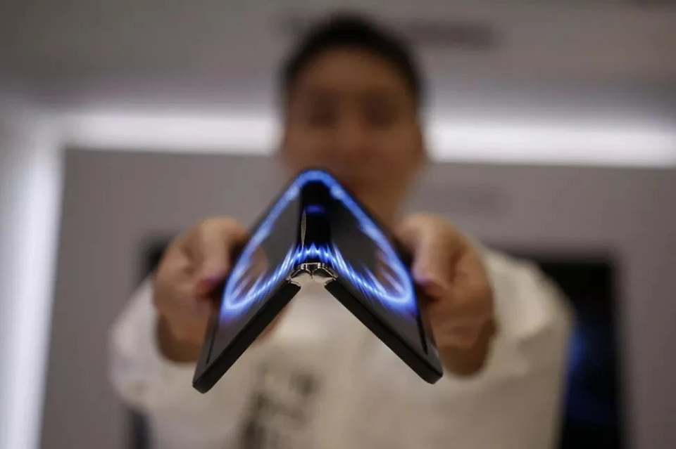 LG launched the first smartphone with a 360-degree folding screen - Photo 1.