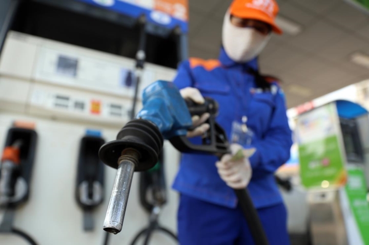 Giá xăng dầu hôm nay 23/5: Giá xăng có thể tăng 1.000 đồng/lít, lên mức cao kỷ lục - Ảnh 2.