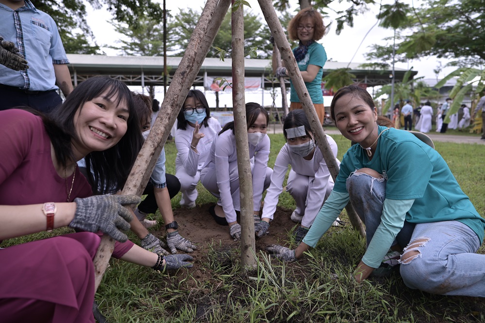 Hoa hậu H'Hen Niê truyền cảm hứng trồng cây cho học sinh TP.HCM - Ảnh 4.