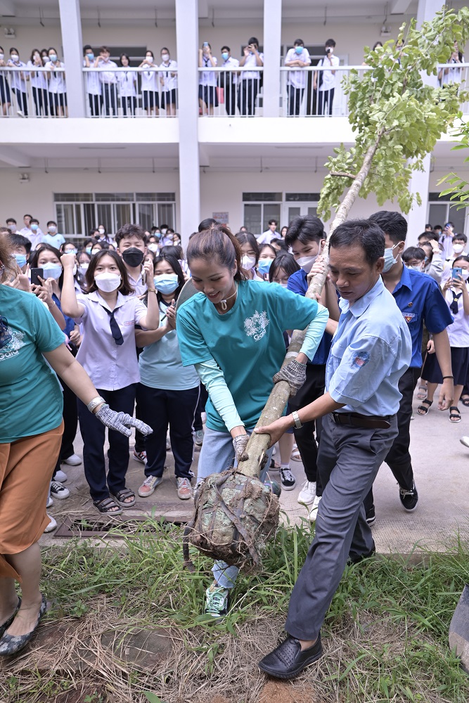 Hoa hậu H'Hen Niê truyền cảm hứng trồng cây cho học sinh TP.HCM - Ảnh 3.