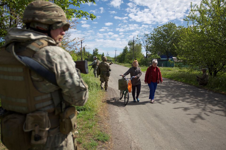 Russia launched an attack to surround the Ukrainian army in the east - Photo 1.