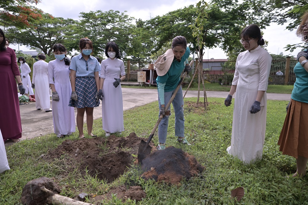 Hoa hậu H'Hen Niê truyền cảm hứng trồng cây cho học sinh TP.HCM - Ảnh 1.