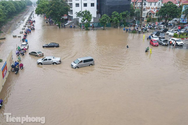 Những lưu ý khi lái ô tô vào mùa mưa lũ - Ảnh 2.