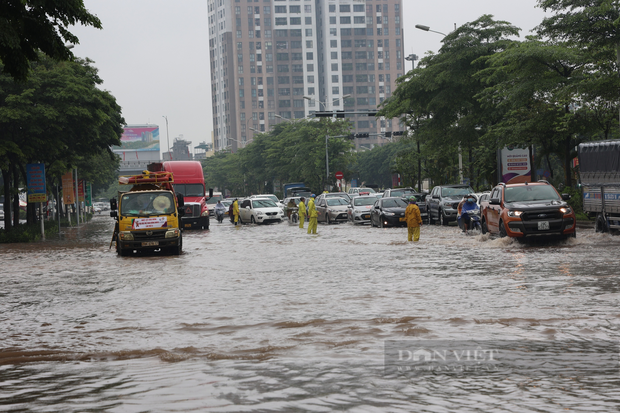 Hà Nội: Mưa lớn, nhiều tuyến đường ngập sâu khiến các phương tiện ùn tắc, không thể di chuyển - Ảnh 2.