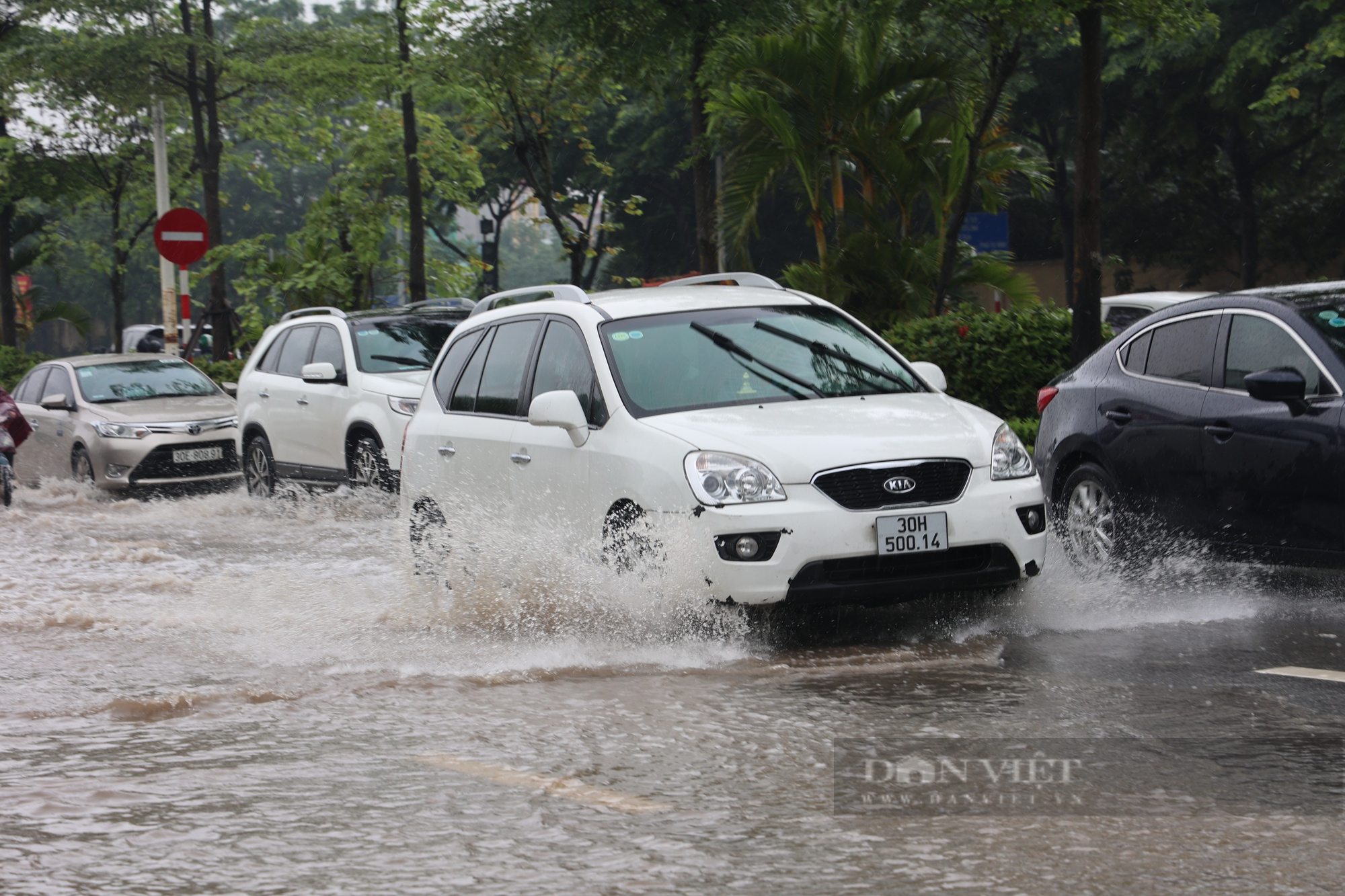 Hà Nội: Mưa lớn, nhiều tuyến đường ngập sâu khiến các phương tiện ùn tắc, không thể di chuyển - Ảnh 3.